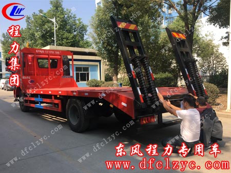 齊總親自為愛(ài)車(chē)貼上臨時(shí)牌照