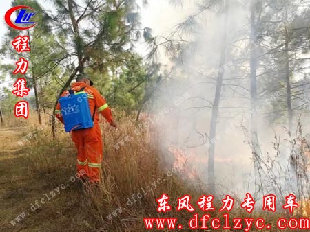 消防警察趕到現(xiàn)場開展救火工作