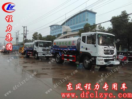 東風(fēng)D9灑水車(chē)兩臺(tái)發(fā)車(chē)