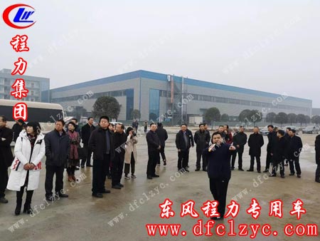 程力集團總經理程阿羅向市委、人大視察團的嘉賓介紹程力商用車二期、三期工程的建設規(guī)劃情況