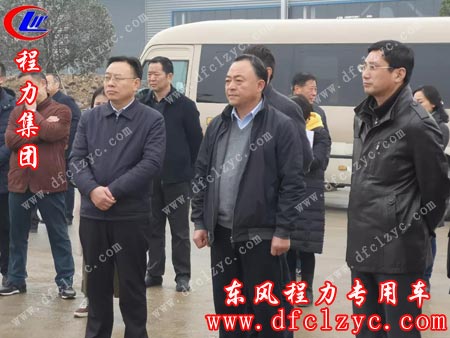 市委常委、黨組成員林常倫(右一），曾都區(qū)區(qū)委書記何運平（中）、區(qū)長張健在視察聽取情況匯報