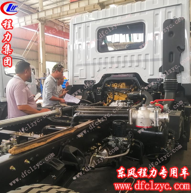 程力銷售人員正在給客戶講解國六東風底盤的差異之處
