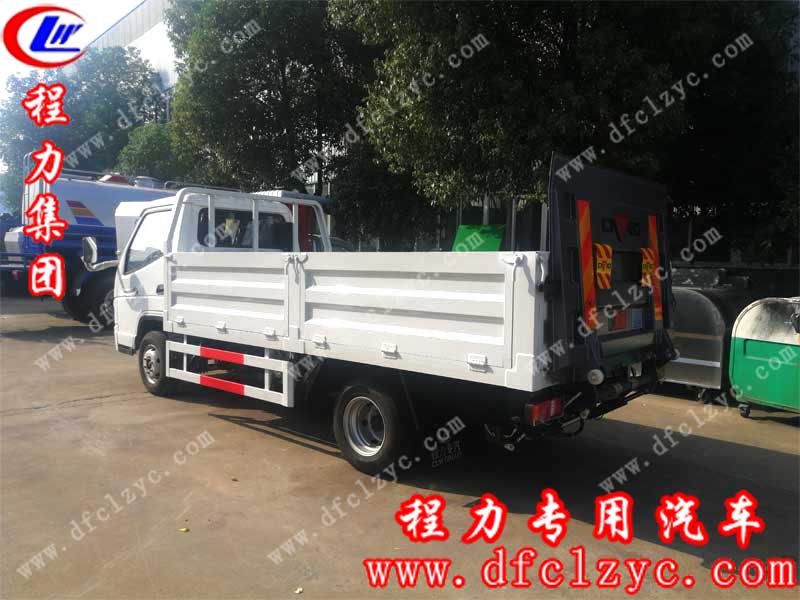 程力集團(tuán)國(guó)六唐駿歐鈴?fù)把b垃圾車(chē)，裝配液壓尾板，車(chē)廂可選裝側(cè)翻欄板，方便空桶搬運(yùn)
