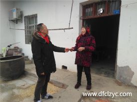 寒冬臘月送溫暖，濃濃情意暖人心，程力集團銷售一部馬旭東主管為府河鎮(zhèn)鈺山村貧困家庭送去溫暖